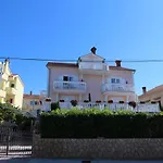 Apartments Ravlic Ana