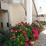 Apartments Mirjana With Sea View