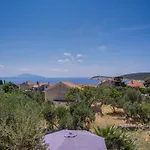 2 Bedrooms House At Martinscica 50 M Away From The Beach With Furnished Garden And Wifi