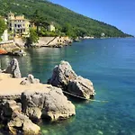 Apartment Hrelja Near The Beach