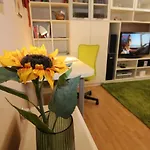 Fast Friend - Cozy Apartment In The Center With Private Garage