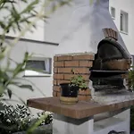 Apartment In Lopar With Terrace, Air Conditioning, Wi-Fi, Dishwasher