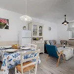 Stunning Home In Pinezici With 4 Bedrooms And Wifi