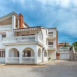 2 Bedroom Cozy Apartment In Omisalj
