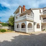 2 Bedroom Cozy Apartment In Omisalj