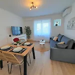 Sea View Apartment Macolic