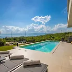 Villa Ameli Apartment With Swimming Pool