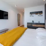 Villa Laurynn With Roof Top Spa And Pool