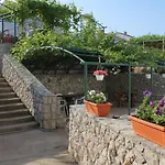 Apartment Njivice 5458A