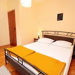 Apartments With A Parking Space Novi Vinodolski - 2423