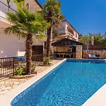 Cozy Apartment In Krk With Kitchen