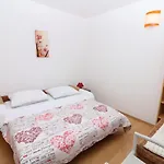 Apartment Tomasic With Terrace