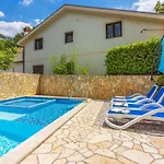 Apartment In Grizane 5610
