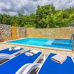 Apartment In Grizane 5610