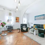 The Grand Mansion Residence On La Guardia