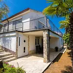 Apartment Martina By El-Pi Tours