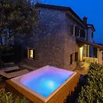 Villa Fani With Jacuzzi