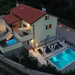 Holiday House Tos-Vila With Heated Pool