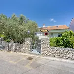 Enolabee Harbour View Apartment - Happy Rentals