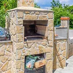 Cozy Apartment In Dobrinj, Otok Krk With Kitchen