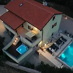 Holiday House Tos-Vila With Heated Pool