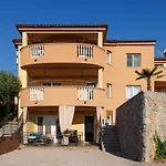 La Vista Apartments With Pool