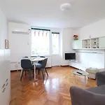 Apartment Vili, Green Oasis Step To The Sea
