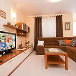 Modernes Apartment Mit Grosser Terrasse