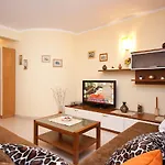 Modernes Apartment Mit Grosser Terrasse