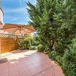 Moderne Ferienwohnung Mit Garten, Liegestuhl, Wifi, Klima