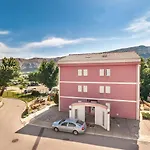 Moderne Ferienwohnung Mit Garten, Liegestuhl, Wifi, Klima