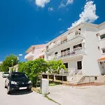 Moderne Unterkunft Mit Terrasse, Garten, Wifi, Bbq