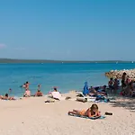 House Rossella With Cozy Apartment And Rooms Close To The Beach