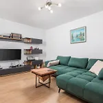 Zarosi Apartment