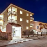 Gorgeous Apartment In Dramalj With Kitchen
