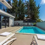 Sandstrandnahe Unterkunft Mit Pool