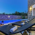 Villa Miracle 2 With Heated Pool