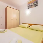 Moderne Unterkunft Mit Grosser Terrasse Und Garten