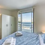 Valdarke Seaside Apartment - Happy Rentals
