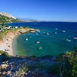 Colourful Seaview Apartment - Happy Rentals
