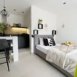 Cozy Studio Apartment With Terrace + Free Parking