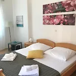 Appartementanlage Vila Anica Mit Schoenem Pool
