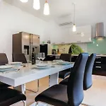 Geraeumige, Topmoderne Ferienvilla Mit Eigenem Pool