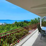 Wohnung In Novi Vinodolski Mit Gemeinsamem Garten
