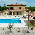 Beautiful Villa Vita Maris With Heated Pool