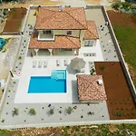 Beautiful Villa Vita Maris With Heated Pool