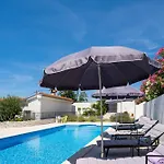 Pool House Edita - Happy Rentals