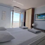 Apartment With Direct Sea View, Free Parking And Close To Beaches And Promenade