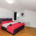 Beautiful Home In Jurdani With Wifi