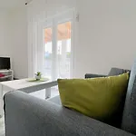 Evergreen & Pinky Apartments Close To The Beach